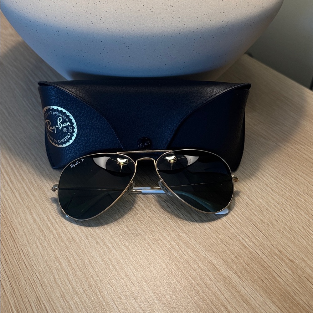 Women’s polarized Ray-Ban Aviator Sunglasses with Black Case